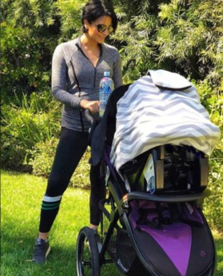 'A está nena le encanta salir a pasear y a mi también! (ya que no he podido hacer ejercicio, porque, aunque sea parto natural, hay que dejar que el cuerpo sane bien por dentro durante la cuarentena) y mientras nos hidratamos súper bien con mucha agua alcalina', escribió junto a esta imagen que provocó furor entre sus seguidores y ya tiene más de 320 mil likes y miles de comentarios.