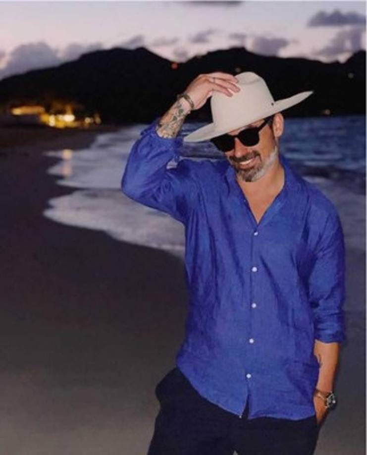 Ezequiel Lavezzi no fue noticia por el impactante lugar que eligió para llevar a cabo el aislamiento, las paradisíacas playas de San Bartolomé, sino por quién sería su acompañante.