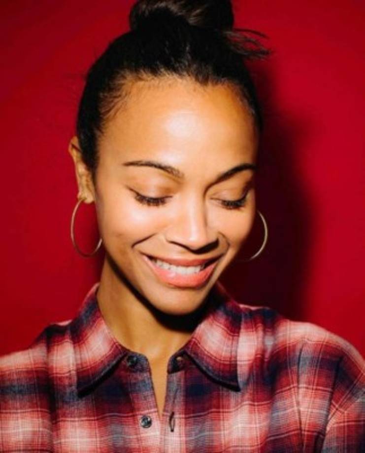 Zoe Saldaña también envió palabras sobre la muerte de Stephen Hawking.