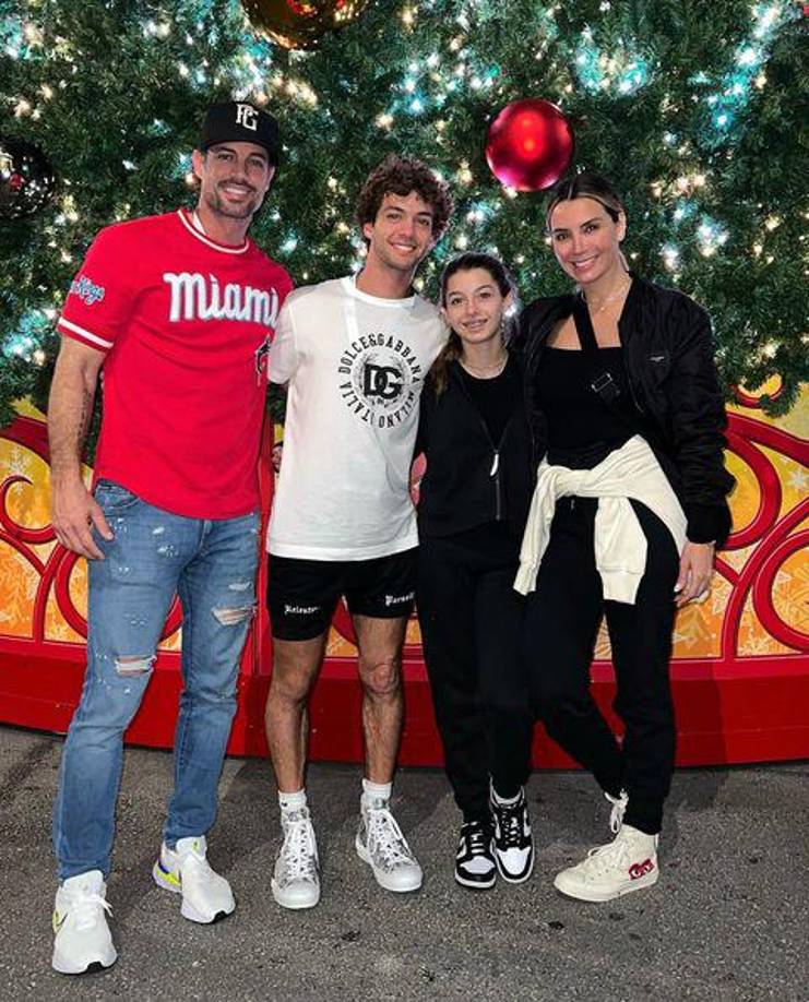 Christopher, el hijo de los actores William Levy y Elizabeth Gutiérrez compartió que sus padres están juntos nuevamente y que todos celebraron en Miami, Estados Unidos.