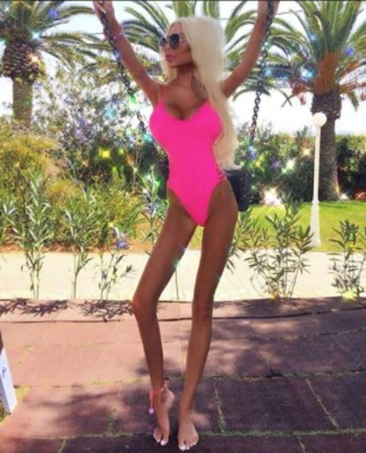 Las fotografías reflejan el sorprendente parecido con 'la muñeca Barbie'