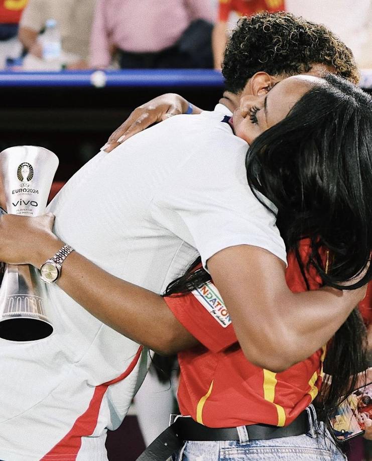 Cada vez más aficionados se preguntan si el joven delantero tiene una novia, lo cual ha generado un gran interés mediático en torno a este tema.