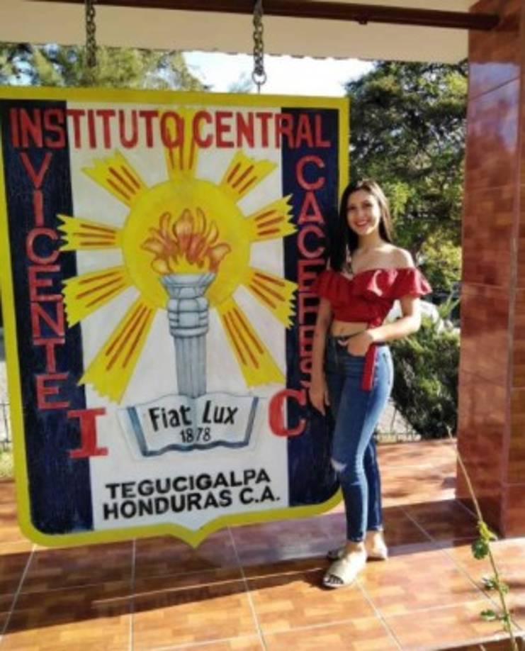 La hondureña estudió en el Instituto Central Vicente Cáceres en donde también participó como palillona.