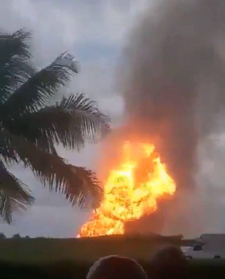 Imágenes y videos difundidos por vecinos en redes sociales mostraron grandes bolas de fuego, equipos ennegrecidos y la llegada de bomberos al lugar. 
