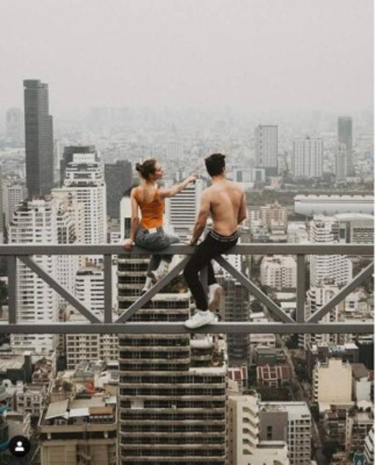 Gracias al auge que ha tenido ella y su novio marcas de ropa, de cámaras y de viajes le pagan sus viajes para que siga haciendo delirar a sus fanáticos.<br/><br/>Estos jóvenes no solo realizan selfies también posan en las alturas para ser captados de forma romántica al filo de la muerte.