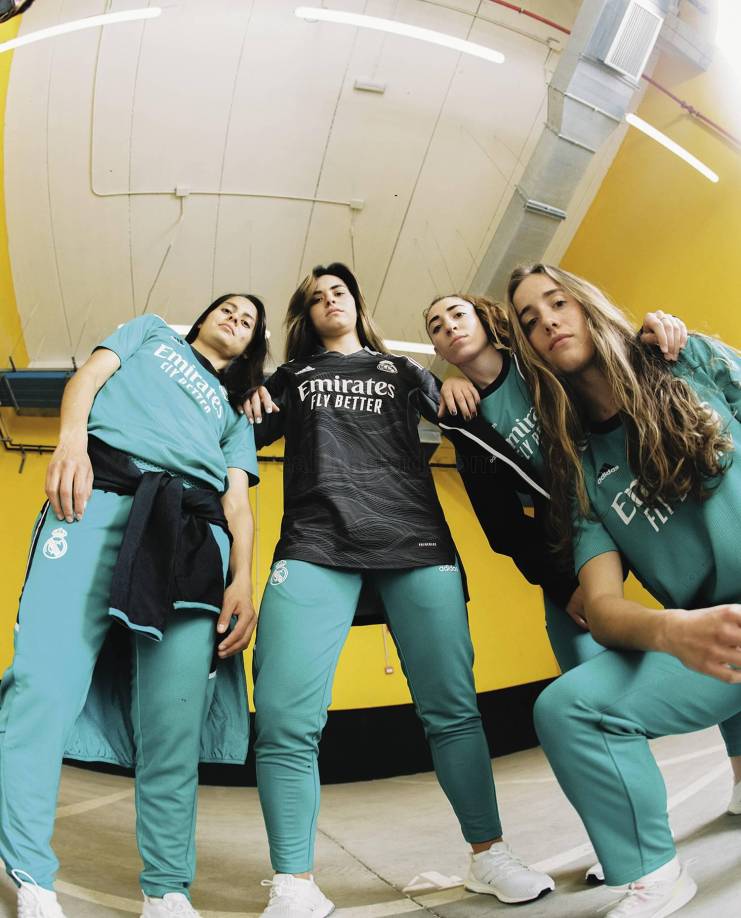 Jugadoras del equipo femenino del Real Madrid también usarán esta nueva camiseta.
