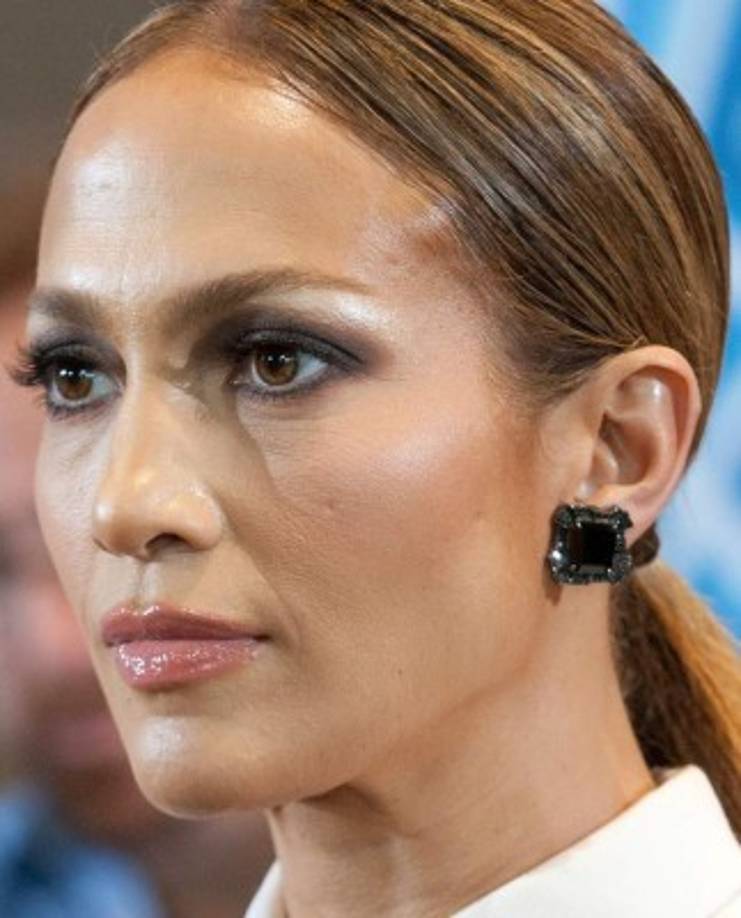 Esto ha provocado que algunos de sus seguidores se pregunten si JLo ha recurrido al bótox u otros retoques estéticos para mantener su “juventud”, algo que la estrella ha negado rotundamente.