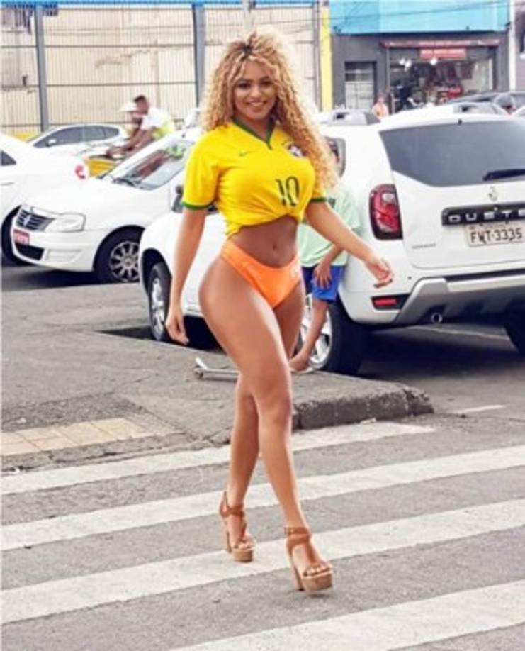 La modelo brasileña Erika Canella sabe como llamar la atención en las calles.