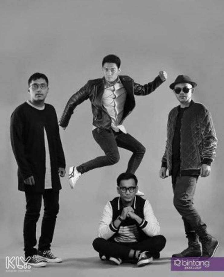 Entre lagrimas el vocalista principal Riefian Fajarsyah, dio a conocer las muertes del gerente de la banda y el bajista murieron debido al impacto, mientras otros tres miembros de y su esposa permanece desaparecidos.<br/><br/>ACTUALIZACIÓN: Fajarsyah confirmó a inicios de semana la muerte de todos los desaparecidos: Herman [el guitarrista Herman Sikumbang], Andi [el baterista Windu Andi Darmawan], Ujang [el miembro del equipo Rukmana Rustam] y su esposa, Dylan [Sahara].