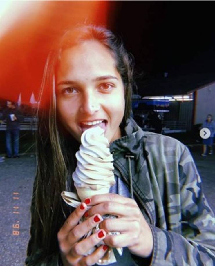 El talento de Deyna también es reconocido por futbolistas profesionales históricos como Juan Arango, gloria del balompié venezolano, quien afirma que lo que hace “la chama” no lo hace cualquiera. “Es impresionante ver a una niña de su edad jugar con tanta habilidad y potencia, pegarle a la pelota con ambas piernas y tener tanta explosión de velocidad. No hay muchos jugadores que puedan anotar los goles que ella hace, y estoy hablando tanto de hombres como de mujeres”, indicó.