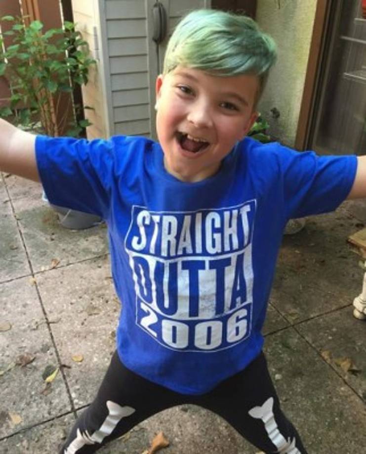 Sammy es súper extrovertido. Le gusta cantar, dibujar y estar a la moda, como se le puede ver en la fotografía con su pelo de color verde. Sus padres siempre le dieron la libertad de expresarse.