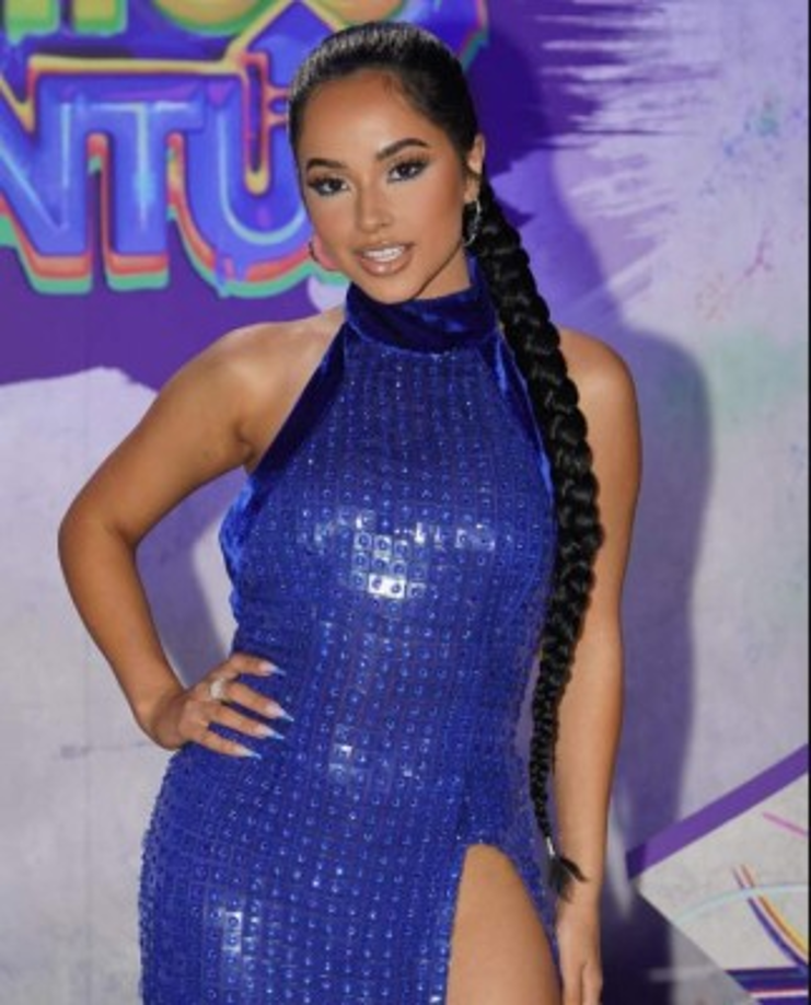 La cantante estadounidense de raíces mexicanas, Becky G, optó por un elegante traje azul.