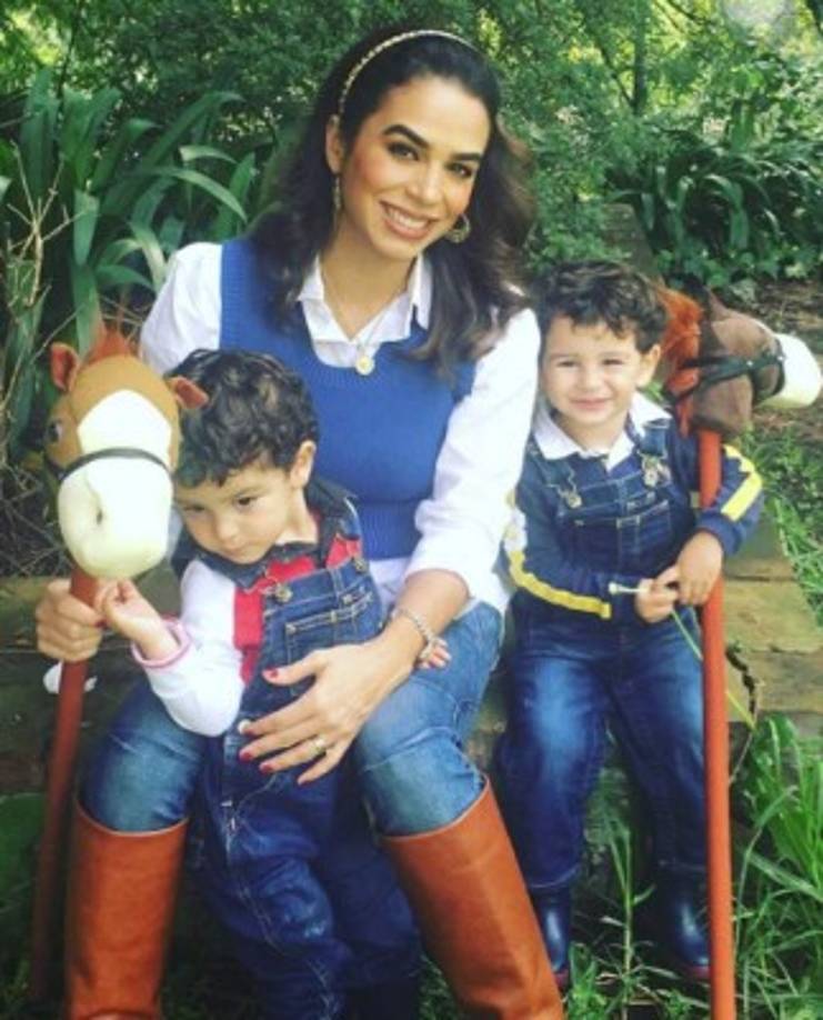 'Como mamá te sientes tan contenta, tan feliz, te llenan la vida de amor, cualquier bebé te llena la vida de amor, pero cuando son dos y de golpe, de verdad que yo pienso ‘¿qué he hecho bien para que Dios me bendiga con dos bebitos al mismo tiempo?', contó Bibi en una entrevista reciente.