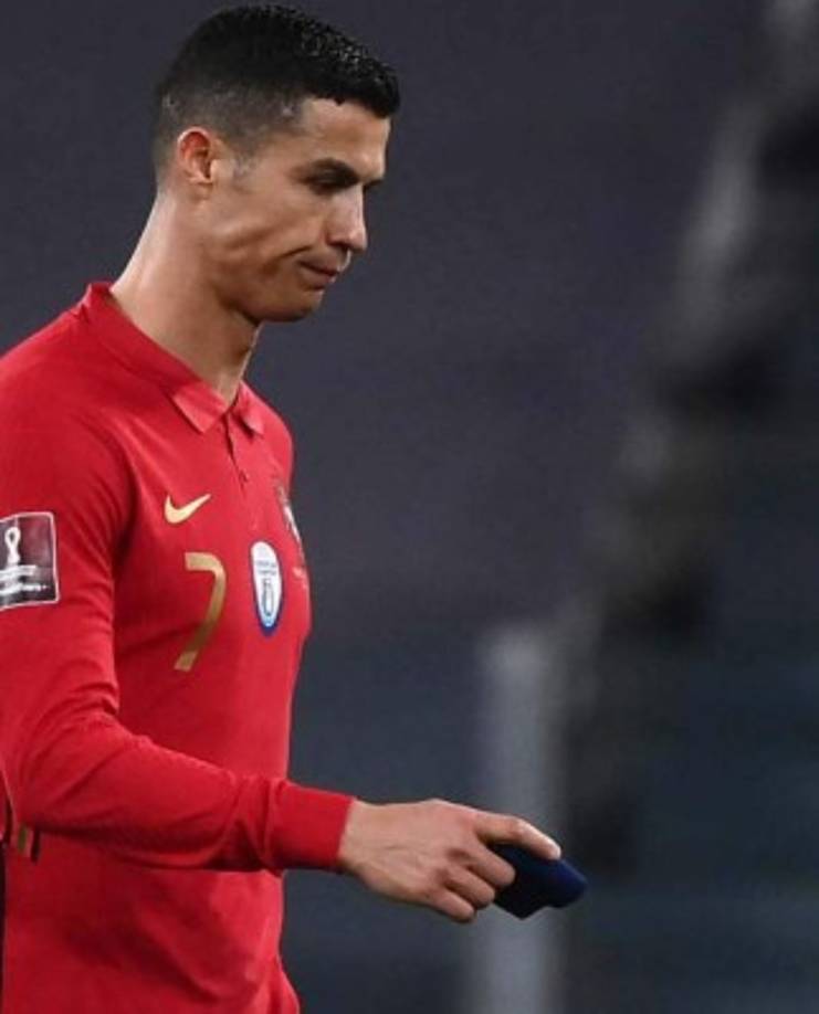 Pese a que Portugal sacó la victoria, CR7 salió muy molesto ya que no pudo anotar en el comienzo de las eliminatoria europeas. Foto AFP.