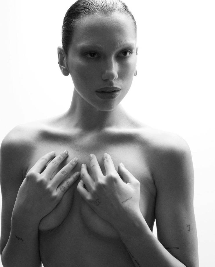 Ahora, y lo que es indiscutiblemente, es el enorme talento de esta artista en la música, sencillo que saca, canción que se vuelve un hit musical. En septiembre, Dua Lipa será foto portada de la revista Vogue.