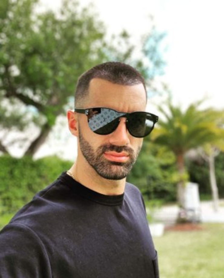 Toni Costa es muy activo en sus redes sociales, sobre todo en Instagram, donde tiene más de un millón de seguidores. El español suele compartir fotos y videos en donde promociona su trabajo como bailarín e instructor de zumba.