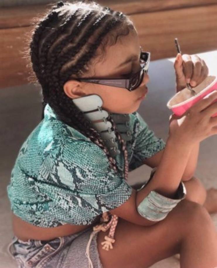 A través de su cuenta de Twitter la empresaria compartió una imagen en la que se puede ver a North disfrutando de un helado, sin embargo, lo que más llamó la atención fue el look que creó tras tomar prestadas algunas joyas de su mamá para combinarlas con un crop top verde con print de serpiente, un par de aretes gigantes, un brazalete y lentes oscuros.