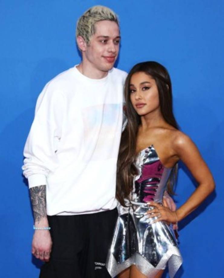 A semanas de haber rotó con Mac Miller, Ariana Grande comenzó un romance con Pete Davidson y se comprometió con él al mes.<br/><br/>Pero fue en octubre que el compromiso de boda se canceló, después del revuelo generado a su alrededor tras la muerte de Miller en septiembre.