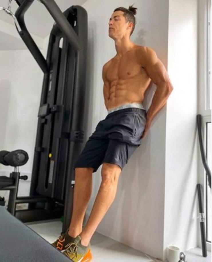 Cristiano Ronaldo ha sido furor en las redes sociales con esta imagen. CR7 posteó en su cuenta de Instagram una foto en el gimnasio, con los abdominales en exhibición y la mirada en el suelo, como intentando recuperar el aliento tras una jornada de intenso entrenamiento. “Inspira, exhala. Sigue activo. Manterse en casa salva vidas”, escribió junto a la imagen, que cosechó más de 9 millones de “Me Gusta” en apenas ocho horas.
