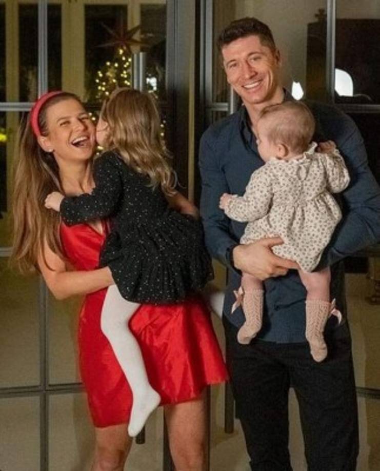 Robert Lewandowski: El delantero del Bayern Múnich le dio la bienvenida al 2021 al lado de su amada familia.