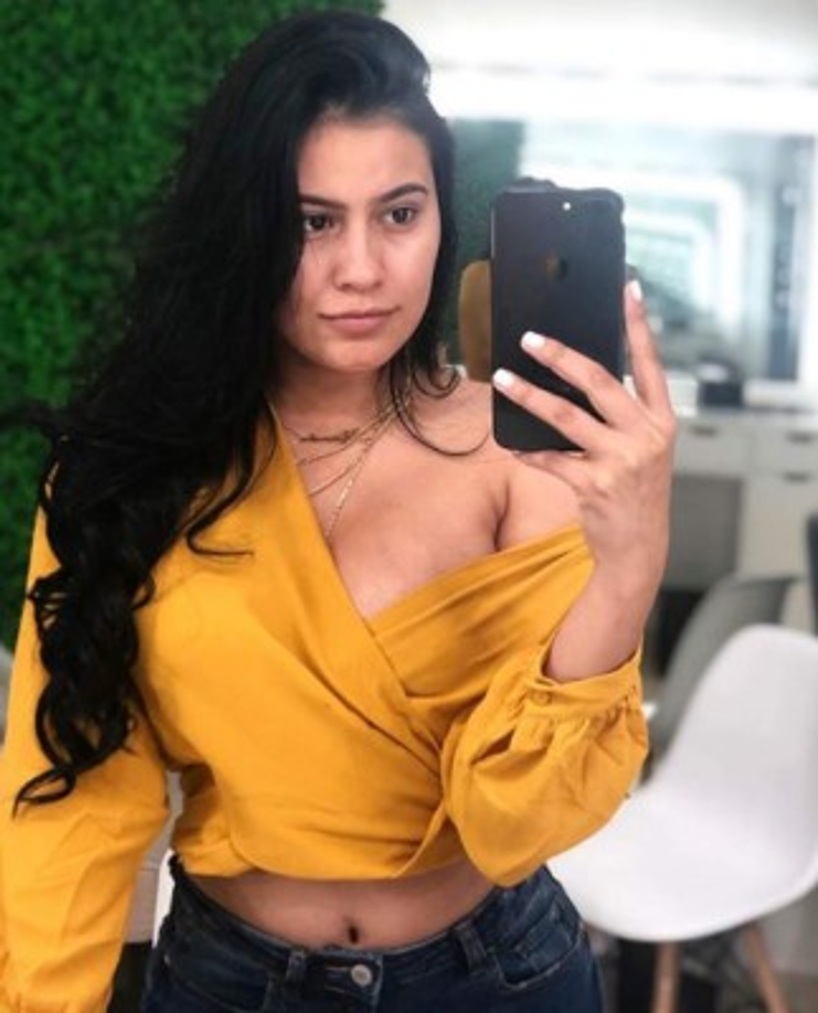 Alejandra tampoco teme mostrarse sin una foto de maquillaje en las redes sociales. La presentadora comparte muchos detalles de su vida personal y tratamientos de belleza. Esta foto en particular logró más de 23 mil likes.