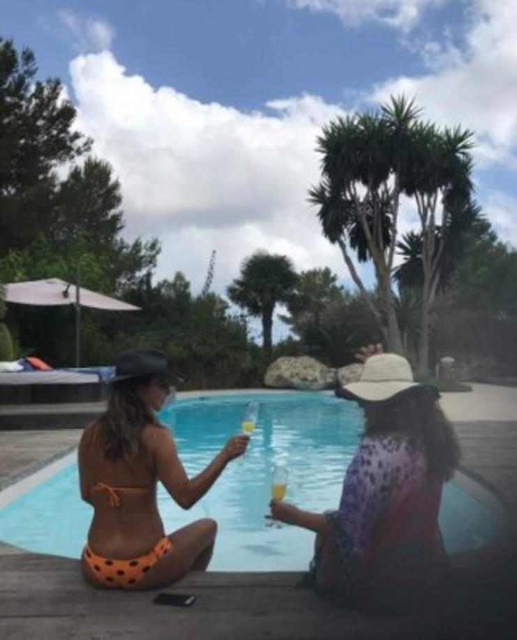 Kate posó con su compañera de la serie La Reina del Sur, Mónica Estarreado.