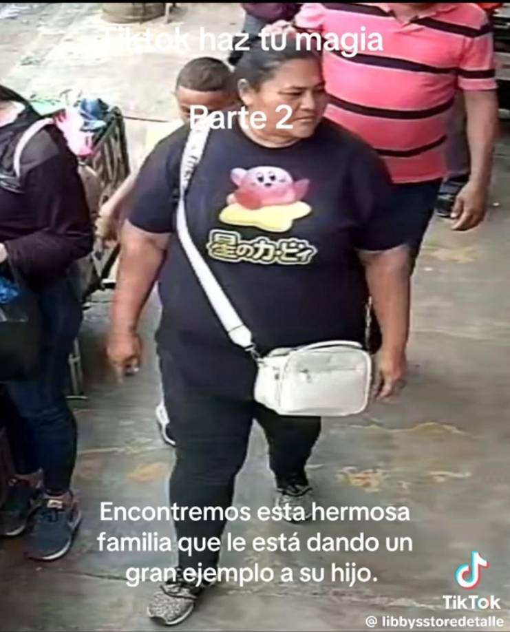 La dama que lleva la ropa en su camiseta ya en la calle.