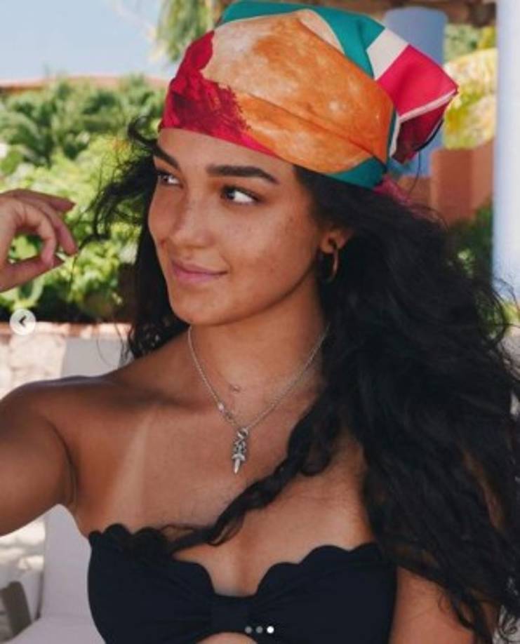 Alejandra Capetillo no se quedó atrás y también posó en bikini.