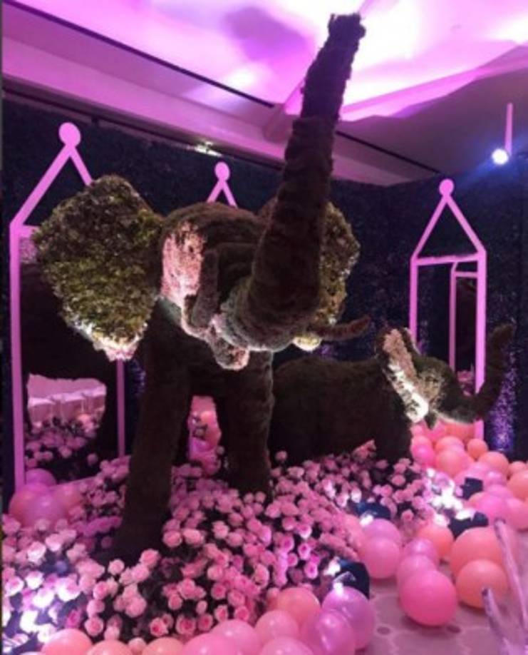 Cientos de globos, miles de flores, figuras de elefantes y jirafas forradas de césped, neones y, sobre todo el color rosa predominó en la decoración de la fiesta.