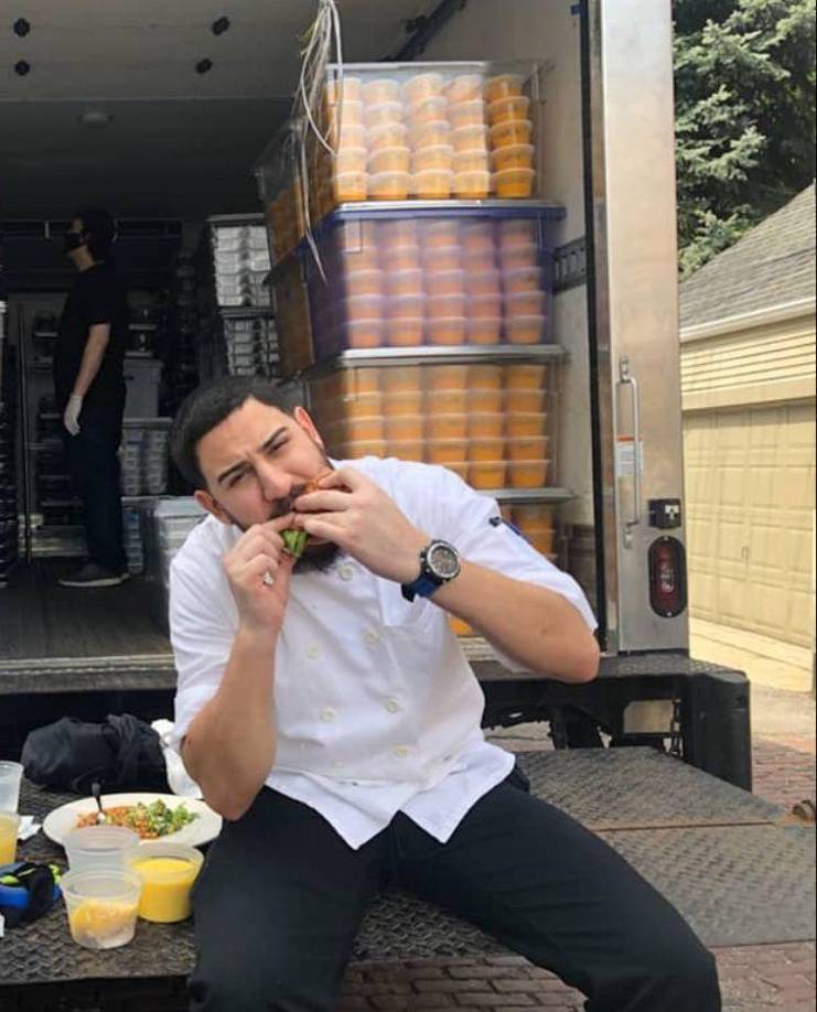 Con una sonrisa en su rostro, Gustavo Mejía se denominó un amante de la cocina, dado a que desde pequeño a sido un apasionado por comer. Su sueño de Chef inició en la cocina de su abuela tostando café.