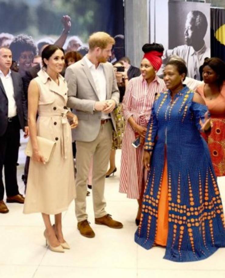 La exactriz estrenó en esa ocasión un vestido de estilo trench sin mangas, con cinturón incorporado de la firma canadiense House of Nonie. El atuendo tiene un precio de 700 dólares.