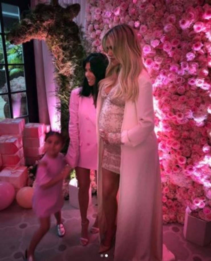 “He tenido el baby shower más increíble. ¡Hemos sentido mucho amor”, escribió la socialité junto a esta foto en la que aparece junto a su hermana.