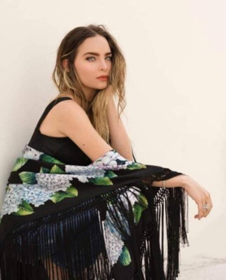 La cantante subió varias imágenes a su cuenta en Instagram, pero la que más llamó la atención es una en la que se ve enfundada en unos pantalones cortos con una ombliguera, y para adornar su atuendo usó, lo que parece, una piel de animal en forma de cola.