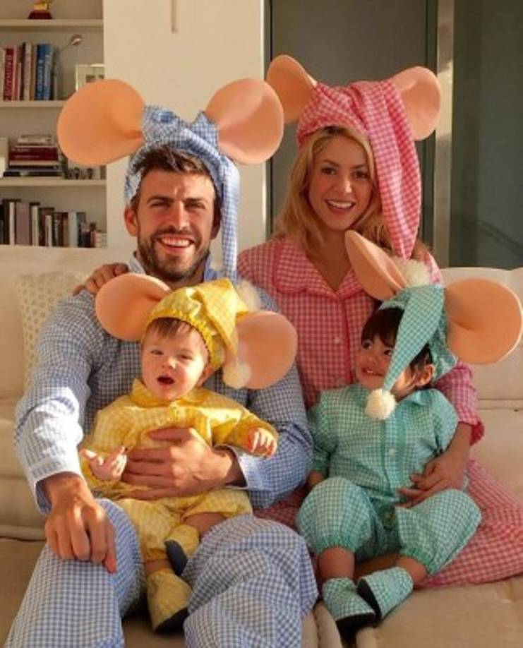 La familia de Piqué y Shakira junto a sus hijos.