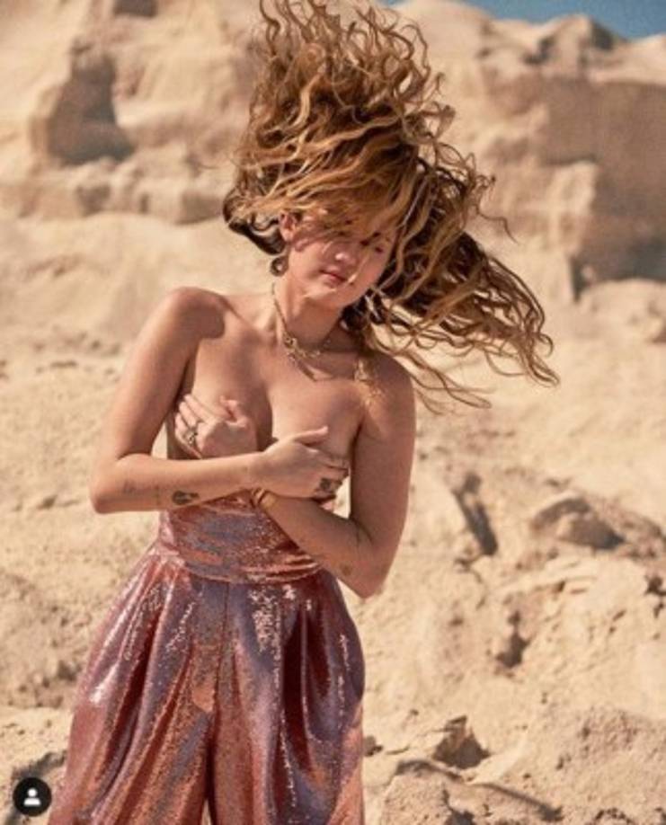 Miley es promotora del movimiento feminista 'Free the nipple', la cual busca despenalizar la exhibición de senos en público.