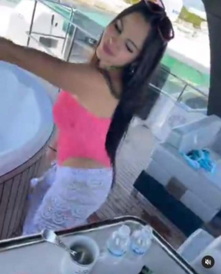 Algunos de los internautas han especulado si Natti se sometió a una operación para lucir más delgada luego de tener a su hija, pero Raphy Pina ha salido en defensa de su prometida y ha negado esos rumores.