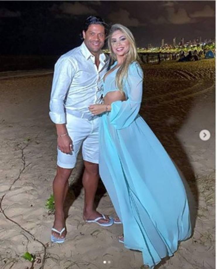 El ex internacional con la selección de Brasil, contrajo matrimonio con Camila Angelo a fines de marzo de este año tras iniciar un noviazgo poco tiempo después de separarse de Iran Angelo de Souza.