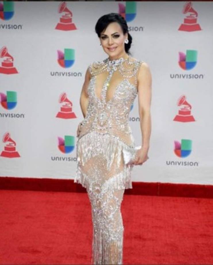 Por lo que la cantante y actriz asistió a la gala y durante su paso por la alfombra roja posó con este otro vestido que la hace ver espectacular.<br/><br/>'En los @latingrammy2017 con un bello vestido de @gianninaazar, maquillaje @leomakeup_artist, peinado @emilianaperezhair'.