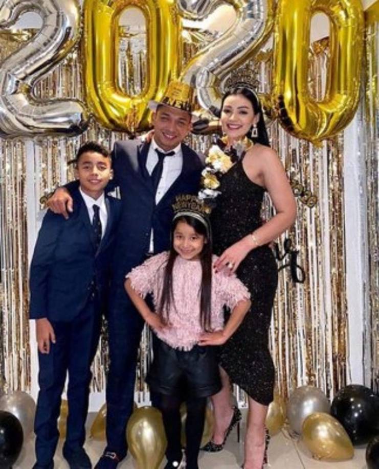 Emilio Izaguirre: El futbolista del Motagua recibió el 2020 al lado de su bella esposa Virginia Varela y sus hijos.