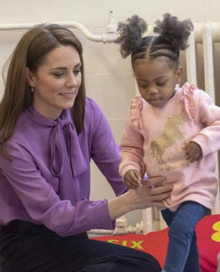 El conjunto elegido por Kate era lo suficientemente cómodo como para sentarse en el piso para jugar con los niños e intercambiar historias con otros padres en el Centro para Niños Henry Fawcett.<br/><br/>