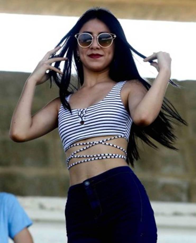 Esta chica adornó las gradas del estadio Excélsior en el partido Platense-Honduras Progreso.