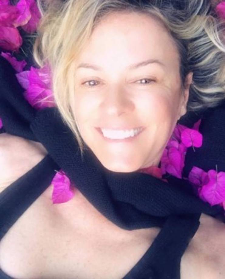 Rebecca se mantiene activa en redes sociales, comparte fotos y videos de su vida personal.