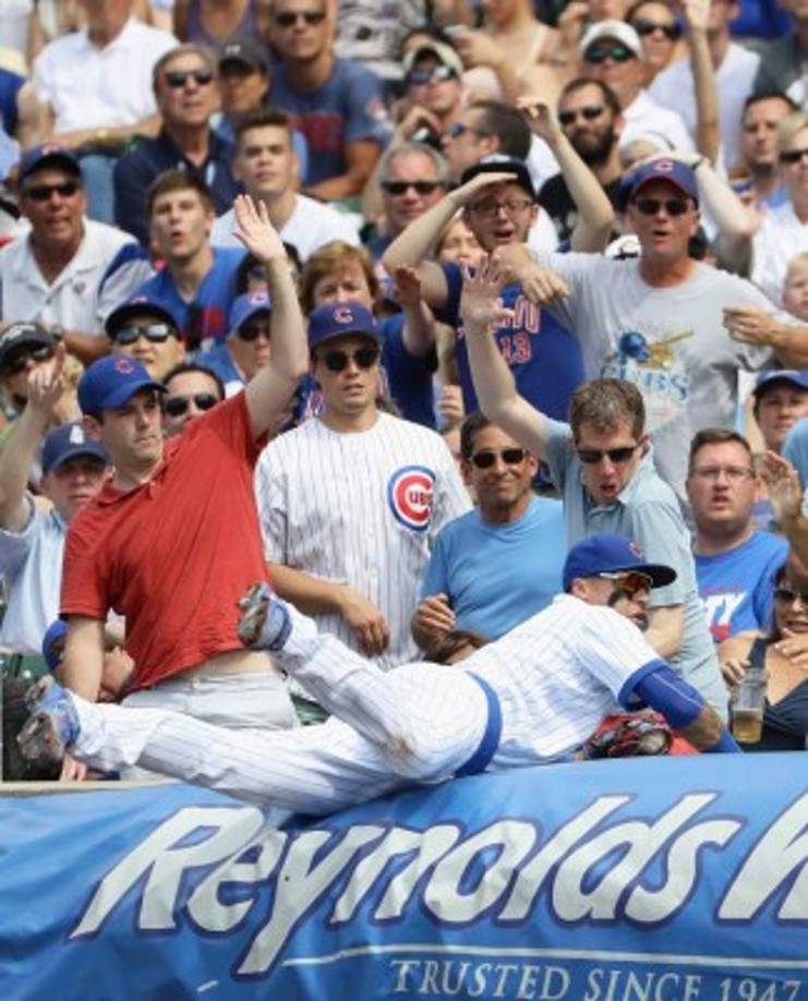 BÉISBOL. ¡Con cuidado! Javier Baez, de los Cachorros de Chicago, se lanza sobre la lona para tratar de hacer un out en juego contra los Mets de Nueva York en el Wrigley Field. Foto: AFP/Jonathan Daniel