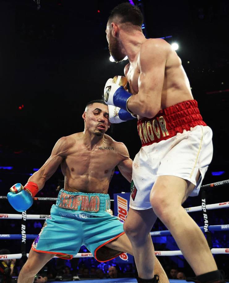 Sandor Martín logró conectar este derechazo al rostro de Teófimo López. Brutal imagen que captó el fotógrafo.