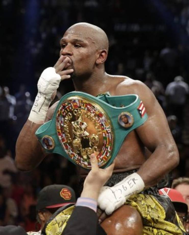 Floyd Mayweather - El boxeador es el deportista que más dinero cobra del mundo. Por ello su capricho está a un nivel supremo. Compró una mansión de 8.3 millones de euros en Las Vegas en su primer gran pago.