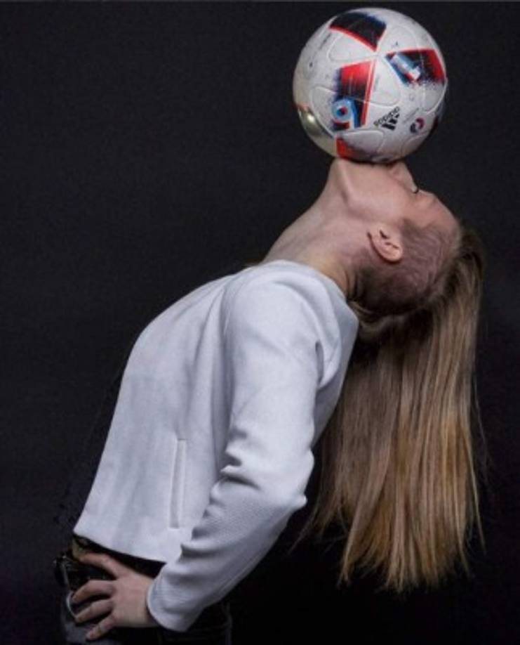 Además, la rubia es una ex futbolista que dejó de practicar por problemas en su rodilla, hecho que no impidió que siguiera con el balón como recurso de extraordinarias contorsiones.