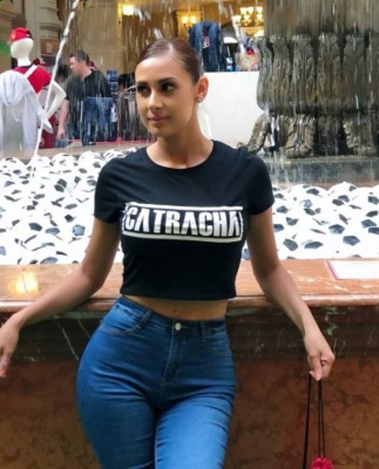 Natalie Escalón luciendo una camiseta en la que señala que es orgullosamente catracha. La chica disfruta a lo grande en Rusia del Mundial.