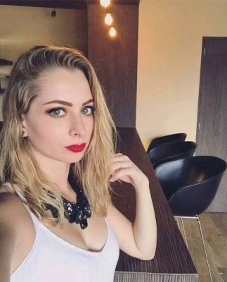 Ainara relató que mientras se encontraba en estado de ebriedad, tres sujetos intentaron meterle una botella de champgane por la vagina, evento que los abusadores grabaron y difundieron a través de redes.