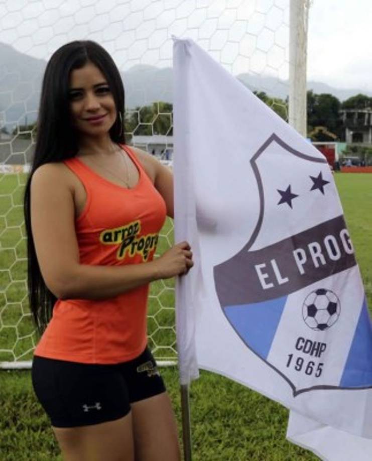 Así de sexy se presenta a los estadios donde promociona las marcas que la contratan.