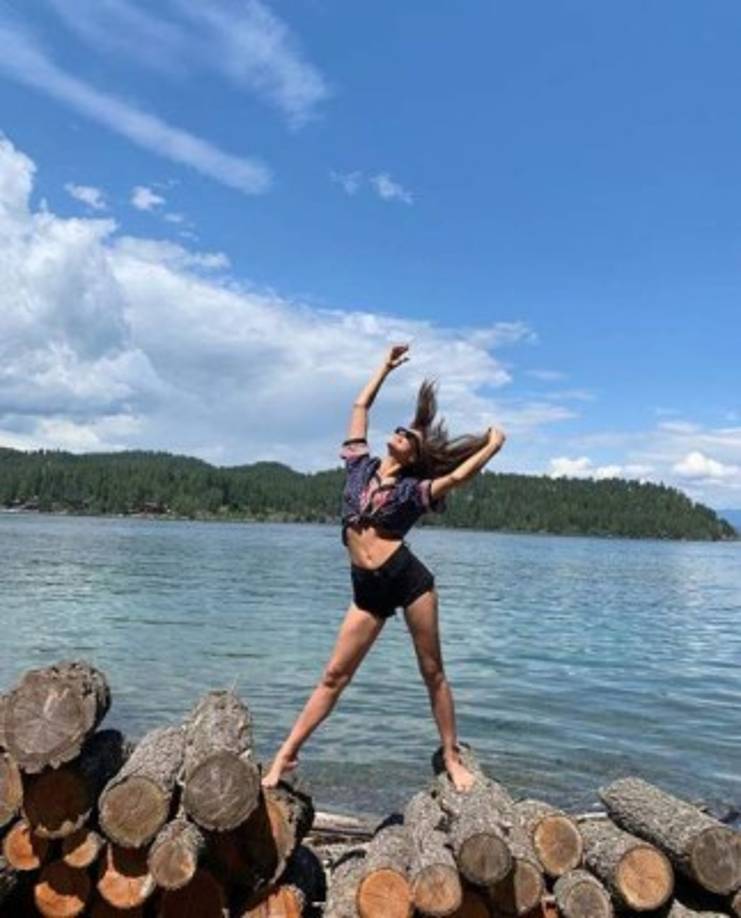 Lejos de ausentarse de las redes sociales, como suelen hacer varias celebridades después de una ruptura, Irina se ha dejado ver disfrutando de la vida.